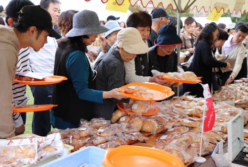 １０月２０日、市内外から、パン屋さんが一同に出店する「第２回 すまいるマーケット 秋のつくみパンまつり」がつくみん公園で開催されました