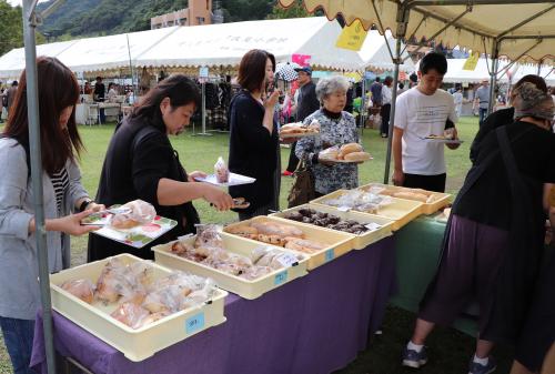 イベントでは、朝早くから、パンを買い求めるお客さんで長蛇の列をつくり、お目当てのパンを買って家族や友人同士でパンを美味そうに食べている姿がたくさんありました