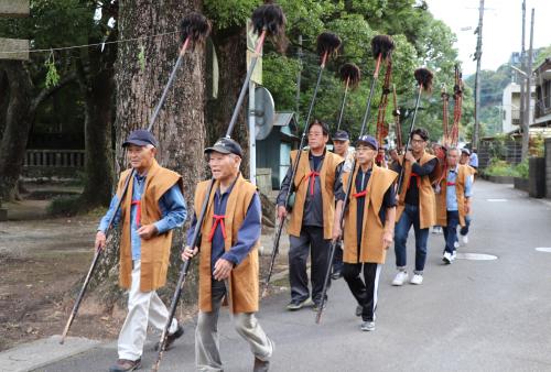 １７日の御神幸祭でお祭りが始まり、期間中、湯立神楽奉納や綱切神楽奉納、ちびっこ相撲大会などの催しが行われました