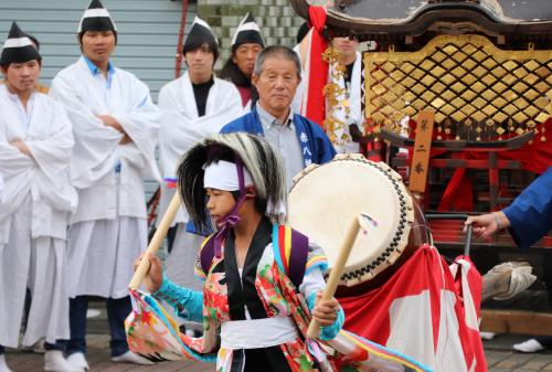 お祭り最終日の２０日には、御還幸祭で赤八幡社から商店街などを歩いて回りました