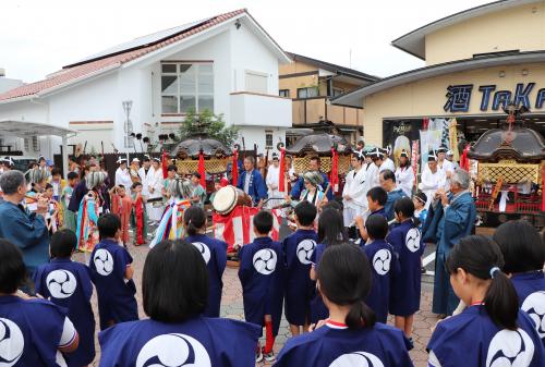 たくさんの市民の方が無病息災を願い、神輿の下を通り抜けていました