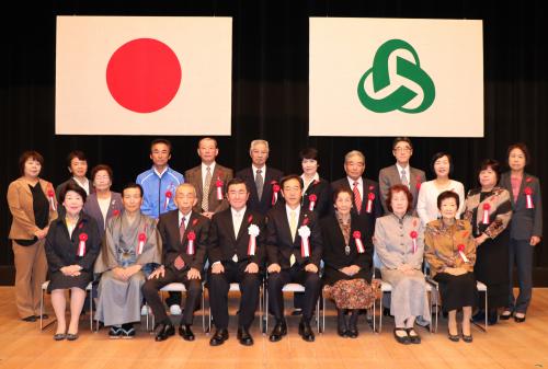 １０月３１日、「第２８回津久見市社会福祉大会」が市民会館大ホールで開催され、社会福祉の推進に貢献された方々が表彰されました
