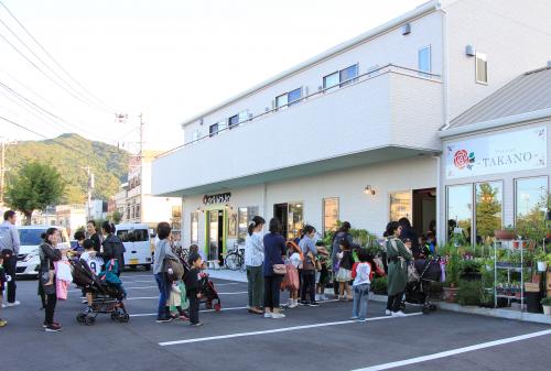 今年は、フラワーロードを一時的に歩行者天国にして、本部で配られるマップを頼りに、たくさんの子どもたちが商店街へと足を運びました