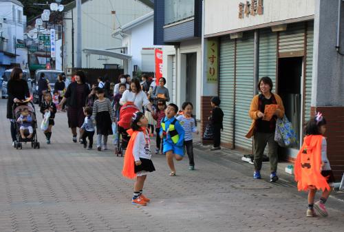 かわいく仮装した子どもたちは、参加店舗で「トリックオアトリート！」と声をかけると、お菓子をもらうことができ、とても嬉しそうな表情を浮かべていました