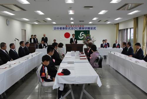 今年度は、５名の功労者に表彰状および記念品、１団体に感謝状が手渡されました