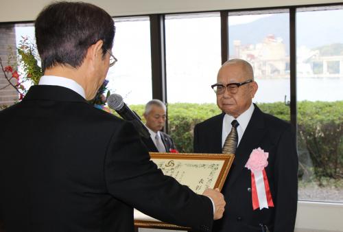川野市長から表彰状および記念品が手渡されました