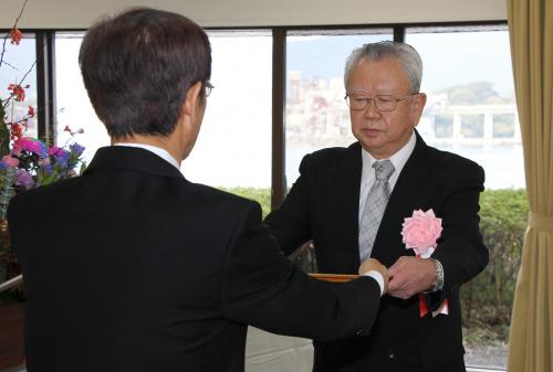 川野市長から表彰状および記念品が手渡されました