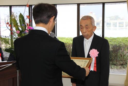川野市長から表彰状および記念品が手渡されました