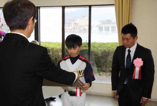 市長から感謝状が贈呈されました