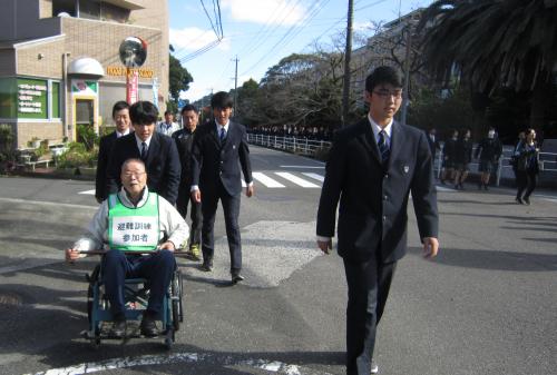 １１月５日、県民防災アクションデーの一環として、大分県立津久見高等学校と中田区の地元住民の方で大津波による災害を想定した合同避難訓練を実施しました