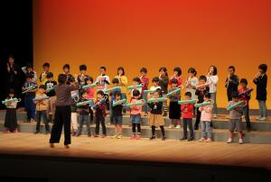 堅徳小学校の演奏会の様子です
