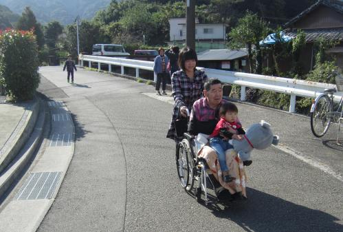 １１月１０日、中田区において、ハザードマップやタイムラインを利用した土砂災害から身を守るための避難訓練を実施し、地区民約８０名が参加しました