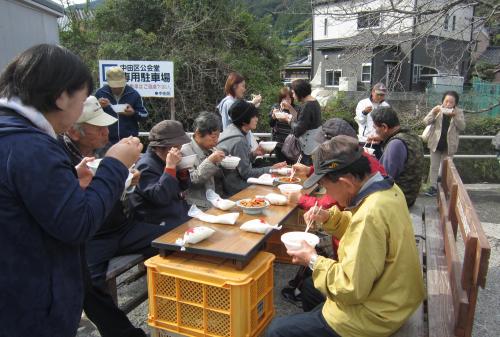 また、昼食時に区からの豚汁と自主防災会のハイゼックスご飯の炊き出しがあり、みんなでおいしくいただき、解散しました