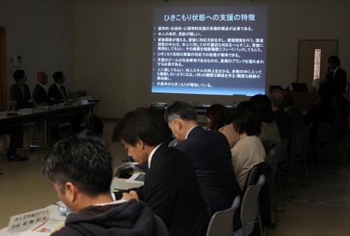 第１回目を迎えた今回は、児童関係者、障がい者サービス事業所、介護事業所、医師会、地域関係者、司法書士、警察、保健所、児童相談所などの専門機関の関係者と市関係課、あわせて約４０名が集まりました