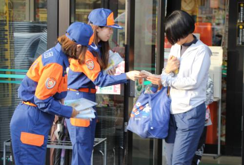 １１月１０日、マルショク津久見店にて、秋季全国火災予防運動の広報活動の一環として、機能別女性消防団員等による防火チラシ・ティッシュの配布を行いました