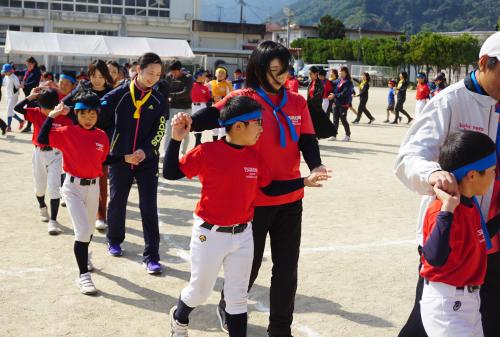 １１月９日、三世代交流合同運動会（日本教育公務員弘済会大分支部後援）が津久見小学校グラウンドで開催されました