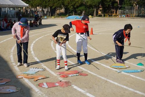 この運動会は、子ども世代・親世代・祖父母世代の三世代が一堂に会し、運動会の参加を通して、高齢者福祉の充実や子育て交流、敬老の念を培う目的で開催されました