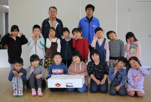 １１月２１日、ブリや豊後まぐろヨコヅーナをはじめとした水産物の養殖や加工、販売を行っている株式会社 兵殖が、市内にある保育園や認定こども園、幼稚園においしいブリを届けてくれました