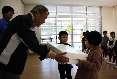 しらうめ幼稚園では、年長の「うめ組」さんに兵殖から直接ブリが手渡され、みんな大喜びでした