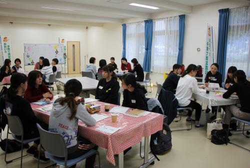 １１月１３日、市民ふれあい交流センターで市内の幼稚園や保育園、認定こども園、こども発達支援事業所で働く保育士や幼稚園教諭の方、市の保育士や保健師が集まり、津久見での子育てや暮らしのことを語り合う「第１回 つくみ子育てカフェ」が開催されました