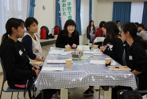 今回は、普段集まることのない市内の保育士や幼稚園教諭の方、市の保育士や保健師が各グループに分かれ、自己紹介や自身の職場や仕事のことを話したあと、子育て満足度や津久見での子育てに関する身近なことを気軽におしゃべりしました