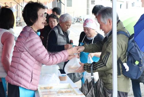 新たに開発した「保戸島海鮮汁（マグロかぶと汁）」をはじめ、ひじきめしやごまどうふ、モイカ入りのかき揚げ、かずまんじゅうなどの名物品を島民の方が中心となり販売しました