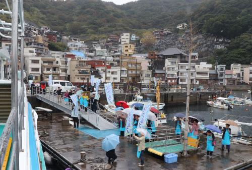 この日は、あいにくの雨の中の開催となりましたが、島内外からたくさんの方が訪れ、島の魅力や美味しいうまいものを楽しんでもらいました
