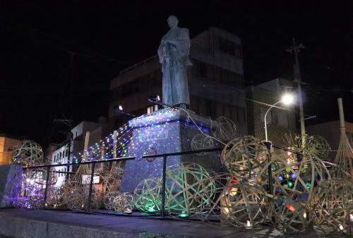 １２月１日、津久見駅前広場にて、イルミネーションの点灯式が行われました