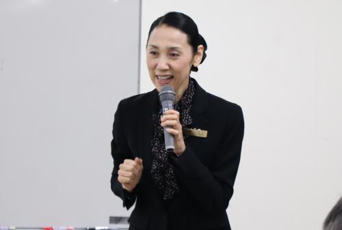 ANAビジネスソリューション株式会社の目代久美子氏をお招きし、外国人との応対や接遇（おもてなし）、異文化理解、外国人とのコミュニケーションの取り方などを演習を交えて、お話していただきました