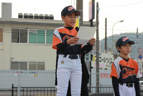 今回は、千怒少年野球部のみなさんも街頭活動に参加し、参加者を代表して、吉田煌生さん（千怒小５年）が交通安全宣言を力強く読み上げました