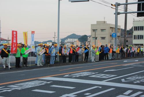 冷たい風が吹く中、交通関係団体の皆さんなど、あわせて約１５０名がプラカードを持ち、ドライバーの方を中心に交通安全を呼びかけました