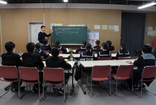 １２月１３日と１６日の２日間、市民図書館で、市内の中学生が津久見高等学校の先生に、英検に向けての勉強を教えてもらう「英検チャレンジ対策講座」が行われました