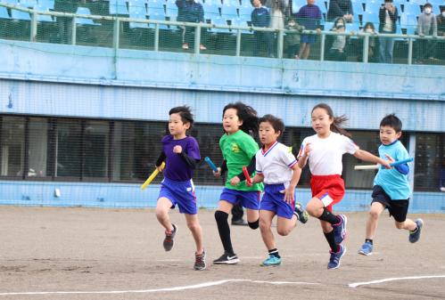 １２月８日、総合運動公園市民野球場で「第１回津久見市子ども会リレーカーニバル」が開催されました