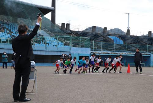 津久見市子ども会育成連絡協議会（市子連）が主催するこのスポーツ行事は、今まで「子ども会駅伝大会」ということで長年、子どもたちが懸命にタスキをつないできました