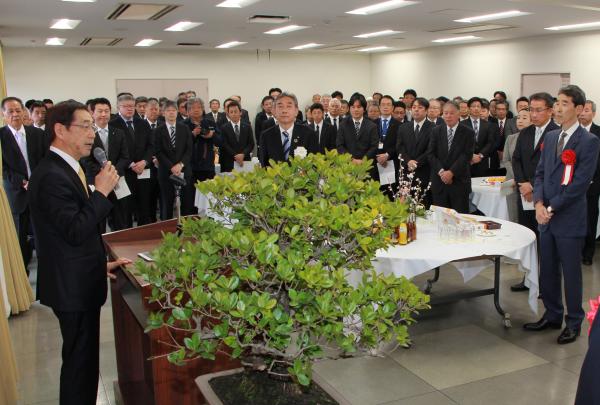 １月６日、市民会館で「令和２年新年互例会」が開催され、関係者ら約２００人が出席しました