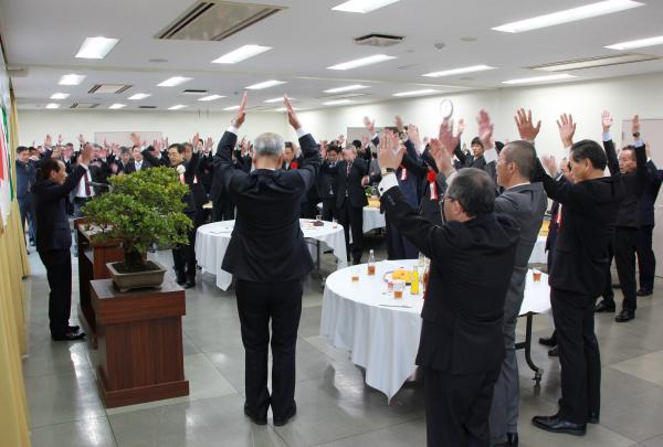 市区長会の成松親善会長のご発声で万歳三唱を行い、互例会を締めくくりました