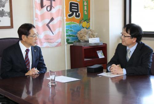 株式会社テムズの鷹野義昭代表取締役から、川野市長に賞状と記念品の盾が贈呈されました