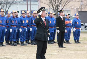 井上智稔消防団長が川野市長に対し人員報告を行いました