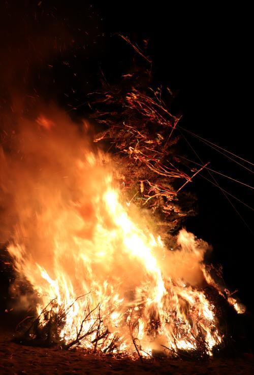 高浜地区のとんど焼きは、その広い砂浜を活かし、地区をあげて盛大に行われており、正月に飾ったしめ縄や松飾りなどを燃やし、その年の無病息災を祈ります