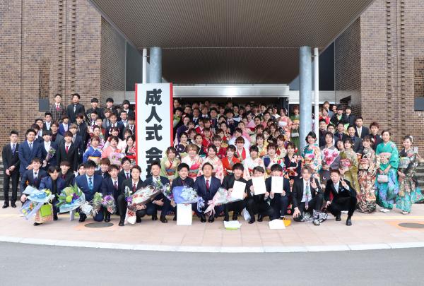 １月１２日、市民会館で「令和２年津久見市成人式」が開催されました
