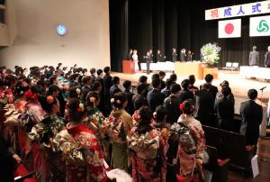 今年の成人式では、男性８３人、女性７６人、計１５９人の新成人が誕生しました