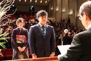 成人証書および記念品が濱田飛来さん、後藤胡春さんに手渡されました