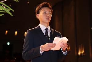新成人を代表して紺田丈平さんが、これからの決意と誓いを込めた答辞を述べました