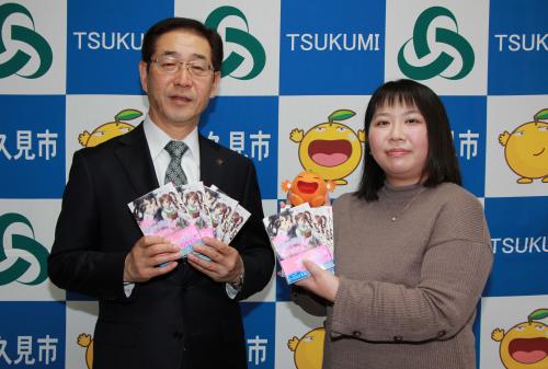 津久見市上青江出身の山中歩さんから、市民図書館、市内各小中学校、津久見高校へ自身が出版した小説、計１０冊を寄贈していただきました