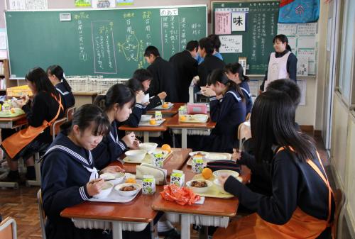 １月２４日、津久見高校の「つくみ蔵」の取り組みで、高校生が考えた給食メニューを、中学校の給食として食べてもらう給食交流会が第一中学校で開かれました