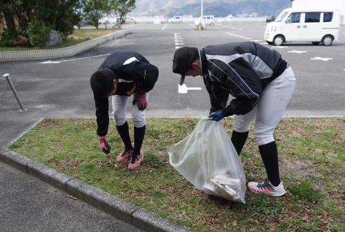 雑巾やブラシを使って、球場の観客席をはじめ、窓や壁などをピカピカに磨き上げました