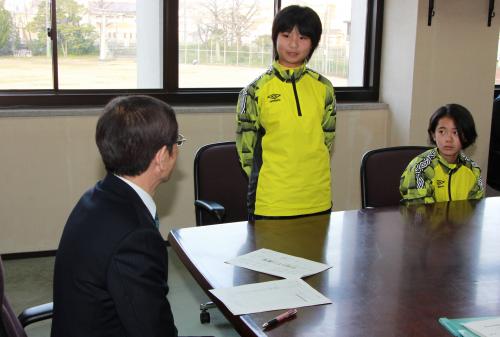 ２月４日、市役所を訪れ、２人から全国大会への決意表明があり、川野市長が激励の言葉を述べました