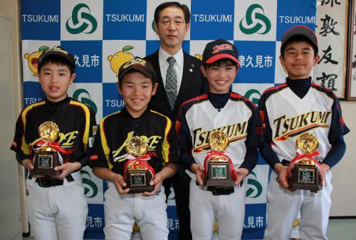 ２０１９年度の「学童ベストプレイヤー」に津久見少年野球部から近藤兵衛選手と宗拓海選手（ともに津久見小６年）の２人、青江少年野球部から、幾田颯喬選手と新名一斗選手（ともに青江小６年）の２人、津久見市から４人の選手が選出されました