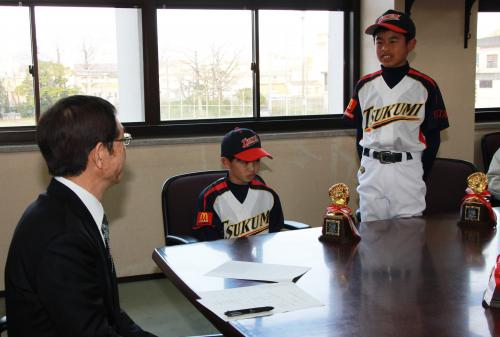 ２月５日に市役所を訪れ、川野市長に受賞の報告を行いました