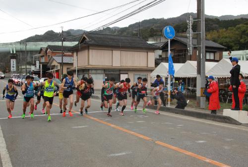 ２月１７日、初日を迎えた「第６２回県内一周大分合同駅伝競走大会」は、１３時に上青江・垣篭バス停前を再スタートしました